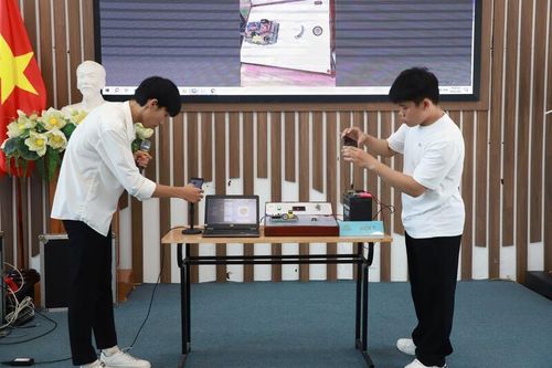Sản phẩm “Mô hình điều khiển xe động cơ điện bằng giọng nói” của sinh viên Trường Đại học Thành Đô thể hiện khả năng ứng dụng công nghệ và đổi mới sáng tạo trong đào tạo. Ảnh: TDU