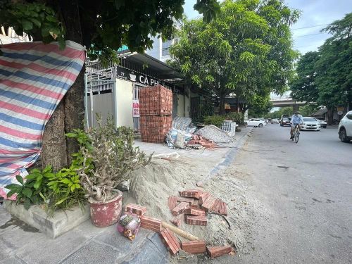 Bên cạnh sự chỉn chu của một số công trình, thì vẫn còn đó sự lộn xộn của một số cá nhân, đơn vị trong quá trình xây dựng nhà ở, công trình.