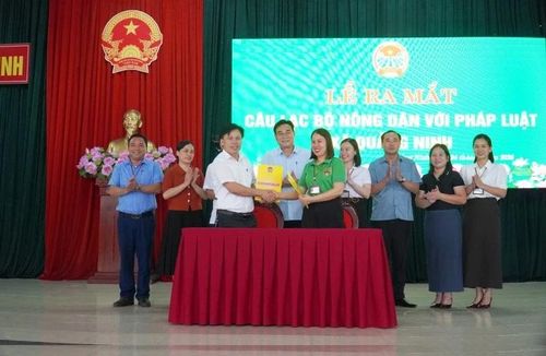 Đại diện lãnh đạo UBND xã Quảng Ninh và Hội Nông dân xã ký kết quy chế phối hợp.