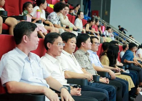 Phó Chủ tịch UBND tỉnh Đầu Thanh Tùng cùng các đại biểu dự chương trình.