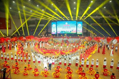 Chương trình nghệ thuật được dàn dựng công phu.