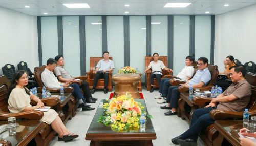 Phó Chủ tịch UBND tỉnh Đầu Thanh Tùng cùng các đại biểu, thành viên Ban Tổ chức Đại hội đánh giá công tác tổ chức sau buổi sơ duyệt.