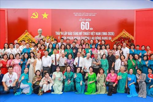 Tập thể cán bộ, người lao động Bảo tàng Mỹ thuật Việt Nam chụp ảnh chung nhân dịp kỷ niệm 60 năm thành lập.