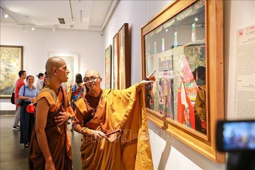 Đại biểu tham quan triển lãm.