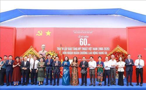 Phó Chủ tịch nước Võ Thị Ánh Xuân chụp ảnh chung cùng các đại biểu.