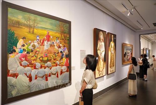 Người dân tham quan triển lãm.