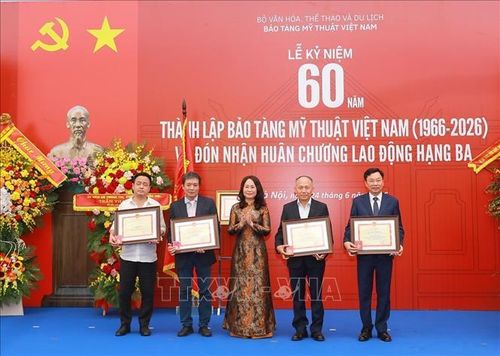 Bà Lâm Thị Phương Thanh, Bộ trưởng Bộ Văn hóa, Thể thao và Du lịch trao tặng kỷ niệm chương cho các tập thể và cá nhân có thành tích xuất sắc.