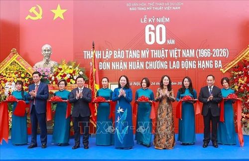 Phó Chủ tịch nước Võ Thị Ánh Xuân cùng các đại biểu cắt băng khai mạc Triển lãm Tác phẩm mới trong sưu tập của Bảo tàng Mỹ thuật Việt Nam (2016 - 2026).