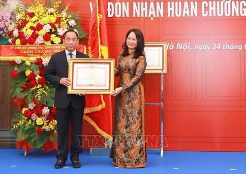Bà Lâm Thị Phương Thanh, Bộ trưởng Bộ Văn hóa, Thể thao và Du lịch trao Bằng khen của Thủ tướng Chính phủ tặng Tiến sĩ Nguyễn Anh Minh, Giám đốc Bảo tàng Mỹ thuật Việt Nam.