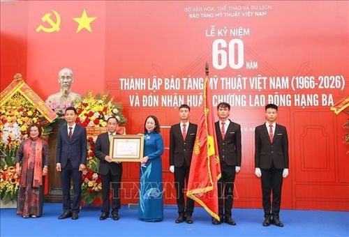 Phó Chủ tịch nước Võ Thị Ánh Xuân trao Huân chương Lao động hạng Ba của Chủ tịch nước tặng Bảo tàng Mỹ thuật Việt Nam.