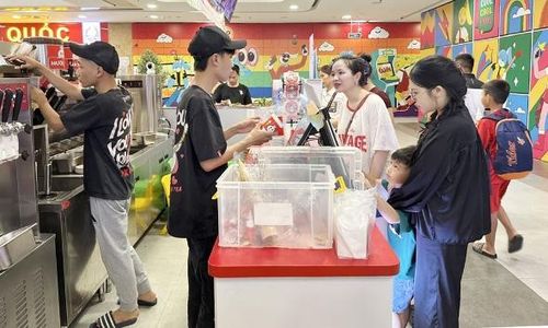 Sinh viên làm thêm dịp hè tại cửa hàng Mixue ở Trung tâm Thương mại Vincom Plaza Bắc Giang.