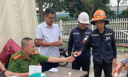  Cán bộ Đồn công an Yên Phong tổ chức test nhanh chất ma túy đối với công nhân, người lao động tại các công trường xây dựng. 