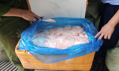  Thực phẩm đông lạnh không rõ nguồn gốc được phát hiện tại kho hàng của anh Nguyễn Văn H tại thôn Lũng Giang. 