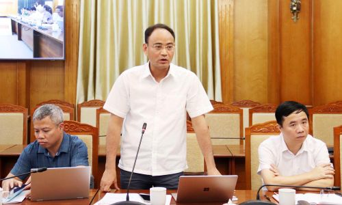  Đại diện lãnh đạo Sở Nông nghiệp và Môi trường trao đổi về những giải pháp đẩy nhanh tiến độ làm sạch, làm giàu dữ liệu đất đai. 