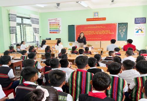 Trung tâm Trợ giúp pháp lý nhà nước số 1 thành phố Đà Nẵng tuyên truyền pháp luật cho học sinh vùng cao. Ảnh: NVCC