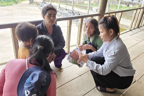 Chị Hồ Thị Hằng (ngoài cùng bên phải) tuyên truyền những quyền lợi về công tác trợ giúp pháp lý cho người dân địa phương. Ảnh: PHAN VINH