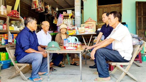 Bí thư Chi bộ thôn Mỹ Nam Lê Văn Có (ngoài cùng bên trái) trao đổi cùng người dân tổ 4. Ảnh: HOÀNG LIÊN