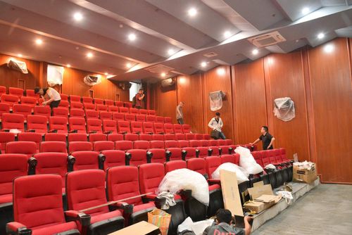 Thiết bị máy chiếu và hệ thống ghế ngồi tại phòng chiếu số 2 đã được lắp đặt đồng bộ. Ảnh: NGUYÊN HẢI
