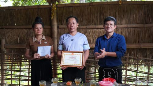 Lãnh đạo xã Na Sang biểu dương, khen thưởng các hộ gia đình tự nguyện viết đơn xin thoát nghèo trên địa bàn xã.