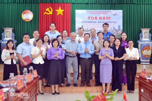 Các đại biểu dự tọa đàm. Ảnh: Phương Hằng