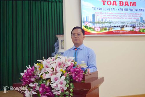 Ủy viên Ban Thường vụ Thành ủy, Phó Bí thư Thường trực Đảng ủy các cơ quan Đảng thành phố, Phó Bí thư Đảng ủy, Phó Chủ tịch Thường trực Ủy ban MTTQ Việt Nam thành phố Đồng Nai Hà Anh Dũng phát biểu tại tọa đàm. Ảnh: Phương Hằng