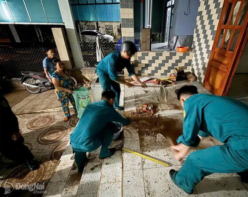 Lực lượng chức năng xã Bàu Hàm hỗ trợ các hộ dân dọn đẹp nhà cửa, khắc phục hậu quả thiên tai. Ảnh: CTV