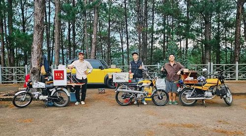 Ba bạn trẻ với những chiếc xe lưu động phục vụ ẩm thực và kết nối âm nhạc tại Khu du lịch Biển Hồ (xã Biển Hồ). Ảnh: Ngọc Duy