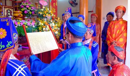 Đọc văn tế trong lễ cúng thần Nam Hải, nguyện cầu quốc thái dân an, mưa thuận gió hòa, biển được mùa bội thu. Ảnh: Ngọc Nhuận