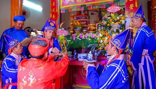 Hiến lễ lên án tiền thực hiện nghi lễ tế thần Nam Hải. Ảnh: Ngọc Nhuận