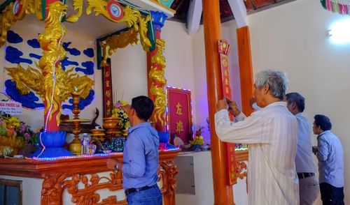 Người dân địa phương về Lăng Ông Nam Hải vạn đầm Hưng Lương dâng hương cầu nguyện những điều tốt đẹp. Ảnh: Ngọc Nhuận