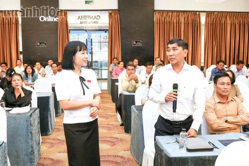 Báo cáo viên và đại biểu trao đổi về kỹ năng thảo luận, phát biểu ý kiến tại kỳ họp HĐND.