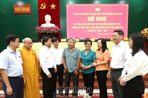 Đồng chí Lâm Đông và các đại biểu HĐND tỉnh trò chuyện với cử tri phường Phan Rang tại buổi tiếp xúc cử tri trước Kỳ họp thứ 2, HĐND tỉnh khóa VIII.