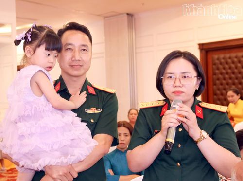 Gia đình trẻ chia sẻ về bí quyết giữ gìn hạnh phúc trong cuộc sống bận rộn.