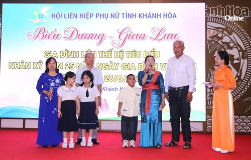 Các gia đình chia sẻ về kinh nghiệm xây dựng gia đình hạnh phúc, giữ gìn văn hóa gia đình.