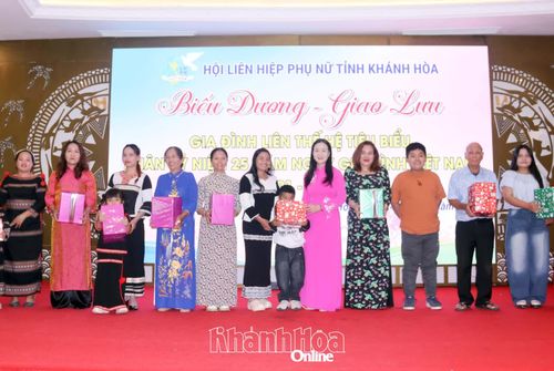 Lãnh đạo Hội Liên hiệp Phụ nữ tỉnh tặng quà cho các gia đình liên thế hệ tiêu biểu.