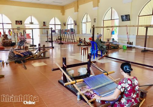 Dệt vải tại làng dệt thổ cẩm Chăm Mỹ Nghiệp.