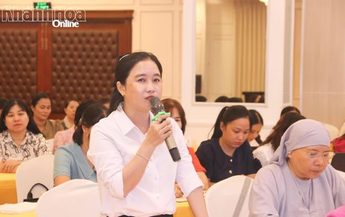 Lãnh đạo Hội Liên hiệp Phụ nữ xã Vĩnh Hải nêu ý kiến tại hội nghị.