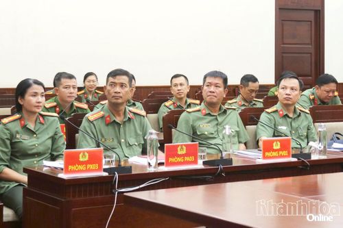 Lãnh đạo các phòng nghiệp vụ Công an tỉnh dự hội nghị tại điểm cầu Khánh Hòa.