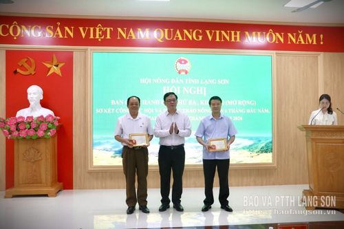 Thừa ủy quyền của Trung ương HND Việt Nam, lãnh đạo HND tỉnh trao Kỷ niệm chương của Trung ương HND Việt Nam cho các cá nhân vì đã có công lao đóng góp xây dựng giai cấp nông dân và HND Việt Nam