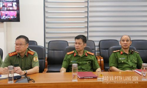 Các đại biểu đại diện Phòng nghiệp vụ Công an tỉnh dự tại điểm cầu Công an tỉnh