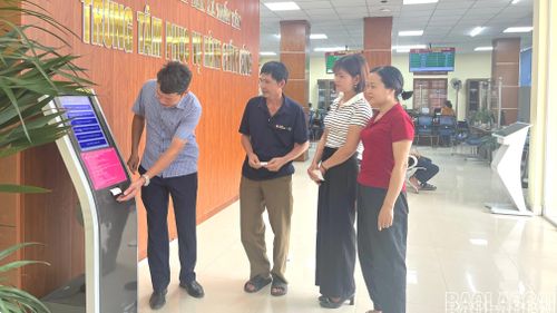 Trung tâm Phục vụ hành chính công xã Trấn Yên trung bình mỗi ngày tiếp đón khoảng 80 lượt công dân đến giao dịch.
