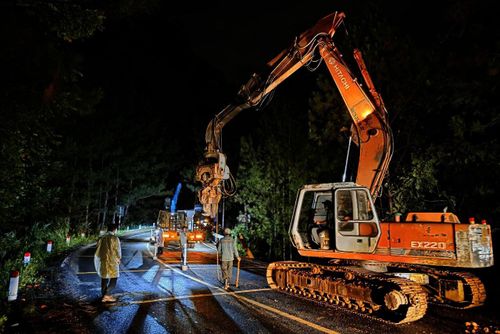 Lực lượng chức năng khẩn trương xử lý sự cố trên các tuyến đường đèo dẫn về Lâm Đồng, bảo đảm an toàn cho người và phương tiện (Ảnh: Hoàng Sa)