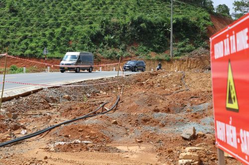 UBND xã Tà Hine cắm biển cảnh báo nguy hiểm, sạt lở trên Quốc lộ 28B