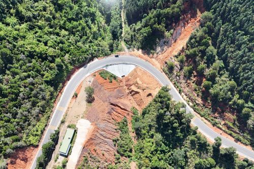 Một điểm sạt lở cũ năm 2025 nằm sát Quốc lộ 28B, đoạn qua xã Phan Sơn