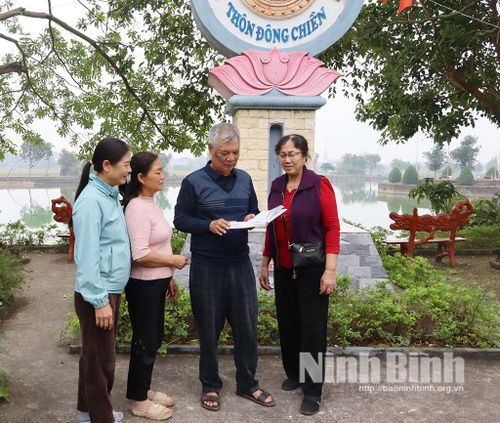 Ông Nguyễn Duy Hưng, Bí thư Chi bộ tổ dân phố Đông Chiền, phường Hồng Quang (đứng giữa) thường xuyên tuyên truyền, vận động nhân dân thực hiện tốt chủ trương đường lối của Đảng, chính sách pháp luật của Nhà nước.