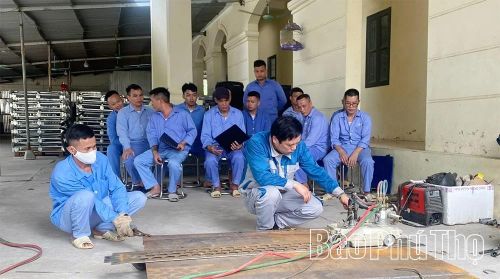 Học viên tham gia lớp học nghề hàn.
