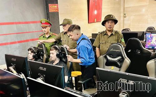 Lực lượng công an rà soát các cơ sở kinh doanh dịch vụ game online trên địa bàn xã Nguyệt Đức.