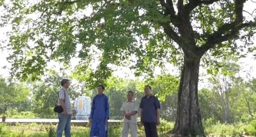 Người dân làng An Thái kể chuyện quê hương - Ảnh: P.X.D