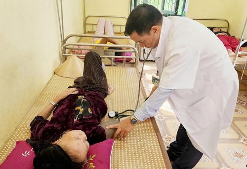 Bác sĩ Nguyễn Văn Hào khám, điều trị cho bệnh nhân là đồng bào Bru-Vân Kiều. Ảnh: Đ.H
