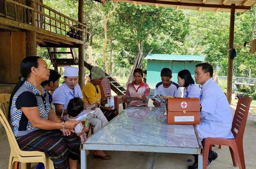 Đội ngũ y, bác sĩ Trạm Y tế xã Kim Ngân luôn bám bản làng làm tốt công tác truyền thông y tế. Ảnh: Đ.H